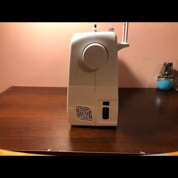 Singer sewing Machine - Picture 3 of 6